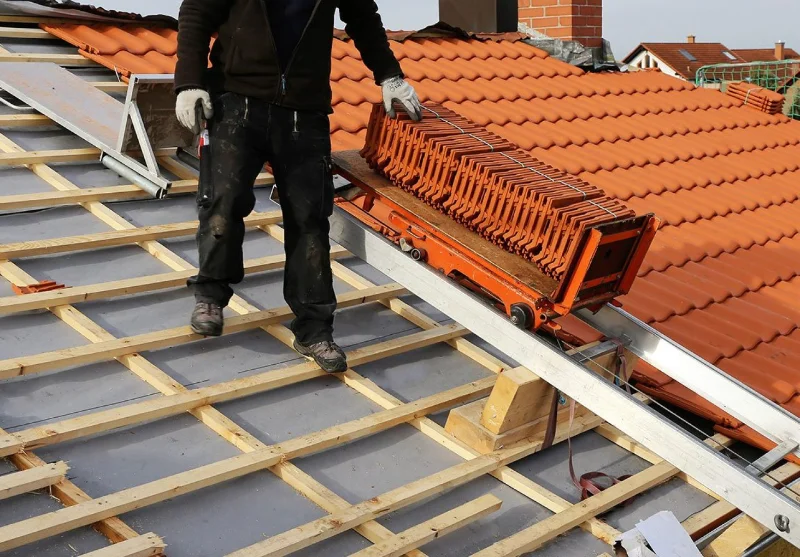 Pose de tuiles sur une toiture